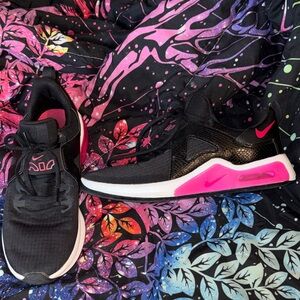 Nike Women's Black and Pink Sneakers